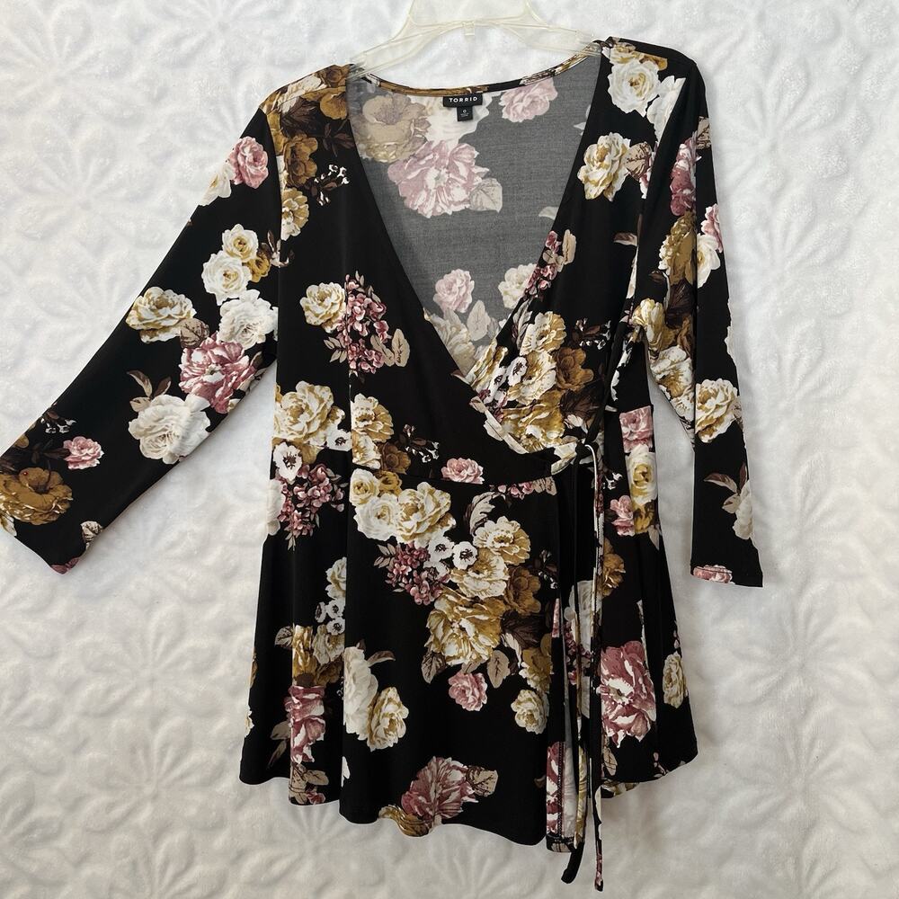 Torrid Black Floral Wrap Blouse long sleeve size large preowned excellent
